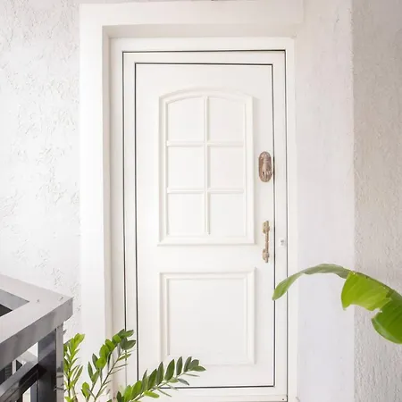 The White Marble Luxury Apartment *