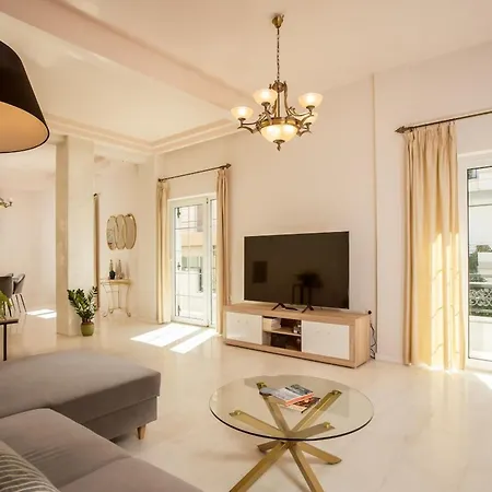 The White Marble Luxury Apartment *
