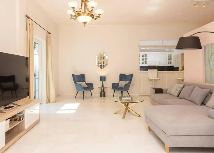 The White Marble Luxury Apartment