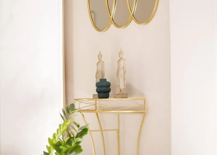 The White Marble Luxury Apartment *