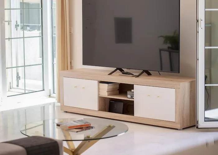 The White Marble Luxury Apartment *