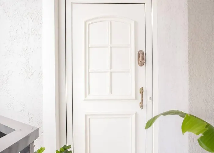 The White Marble Luxury Apartment *