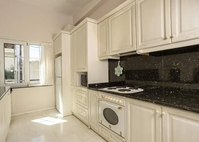 The White Marble Luxury Apartment