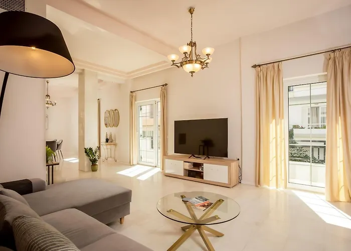 The White Marble Luxury Apartment *