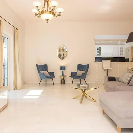 The White Marble Luxury Apartman